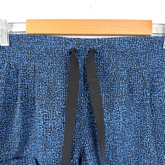 Lululemon Spring Break Away Short II Pleated Cuffed Blue and Black Print Size 6 - Picture 7 of 16